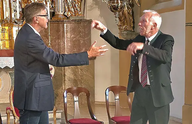 Eine Wort-Gottes-Feier zum berühmten Mysterienspiel „Jedermann“ führt eindrucksvoll vor Augen: Reichtum, Macht und Ansehen nützen uns nichts, wenn wir vor Gott stehen. Bild (v. l.): Bernhard Gitl und Manfred Archan. | Foto: Temmel