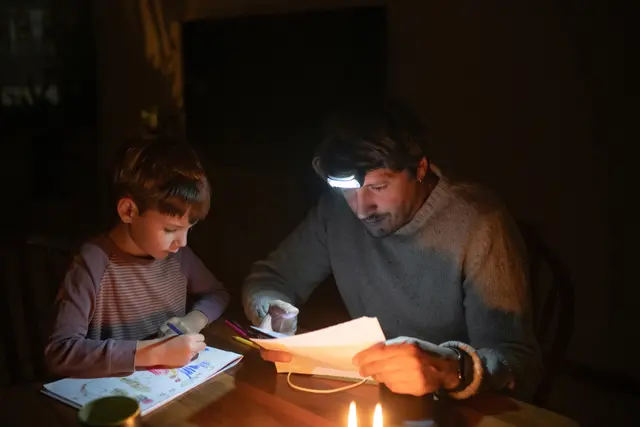 Kerzen, Taschenlampe und ein gemeinsamer Plan: Vorbereitung schafft Orientierung, wenn Vertrautes zum Beispiel durch einen längeren Stromausfall ins Wanken gerät. Eine Veranstaltung im Minoritenzentrum in Graz macht dies zum Thema. | Foto: ArtMarie/iStock