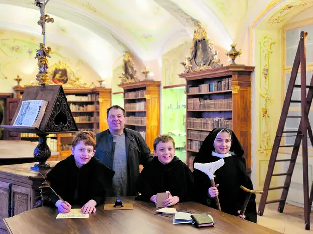 Kinder können in der Bibliothek die Kleidung der Serviten anprobieren. 
 | Foto: Barbara Wieländer
