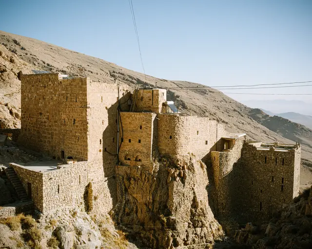 Aus der Zeit. Etwa 80 km nördlich von Damaskus erhebt sich, im Norden des Qalamoun-Gebirges im Grenzgebiet zum Libanon gelegen, das Kloster Mar Moussa. | Foto: Gautier/KNA 2024