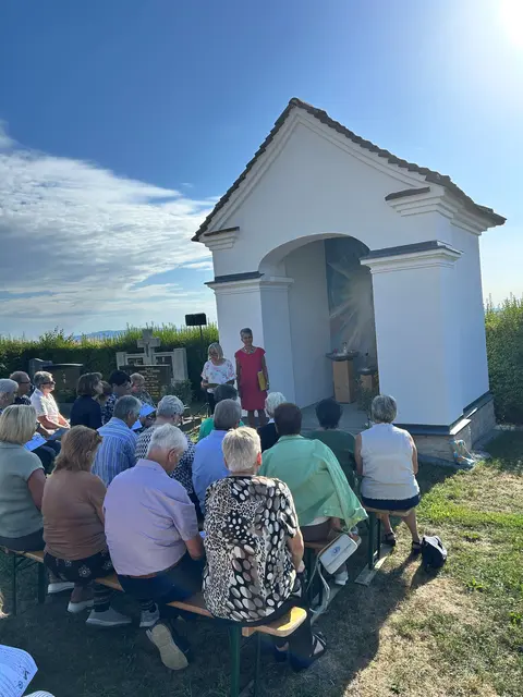 Aus einer alten Friedhofskapelle entstand eine „Oase des Gedenkens“. In der stimmungsvollen Atmosphäre vor dem Gedenkort wurde am 30. August eine Wort-Gottes-Feier gestaltet.  | Foto: Jeitler
