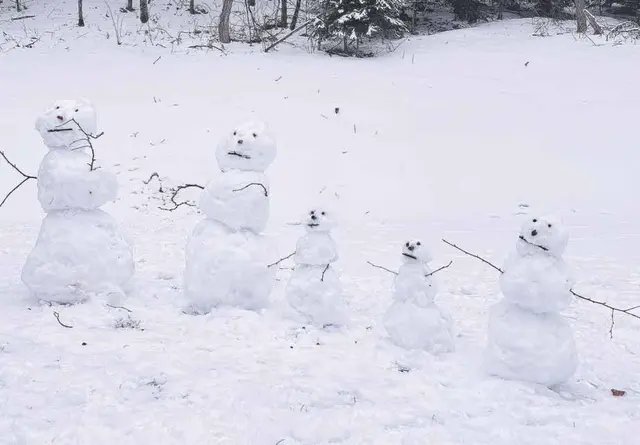 Wer anspruchslos lebt, hat trotzdem Wünsche. Der heilige Franziskus verabschiedete sich vom Wunsch, eine eigene Familie zu haben, indem er eine Schneefamilie baute. | Foto: GreatShot2024/Shutterstock