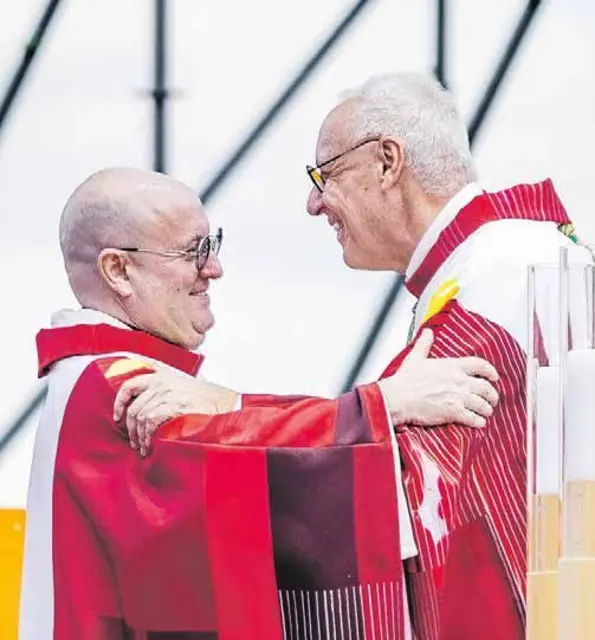 Padre Guilherme und Bischof Ägidius bei der hl. Messe.
