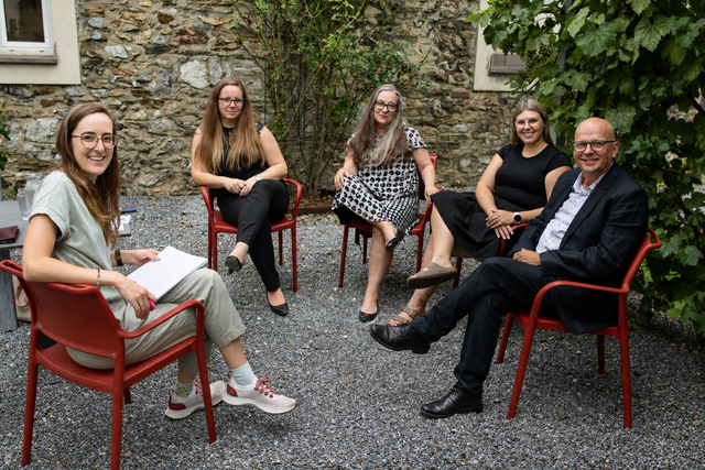 Kurz bevor ein Sommerregen beim Gespräch mitmischte – Katharina Grager (l.) und Anna Steiner trafen die neuen PastoralreferentInnen zum Kennenlernen im Bischofsgarten. | Foto: Fedorova