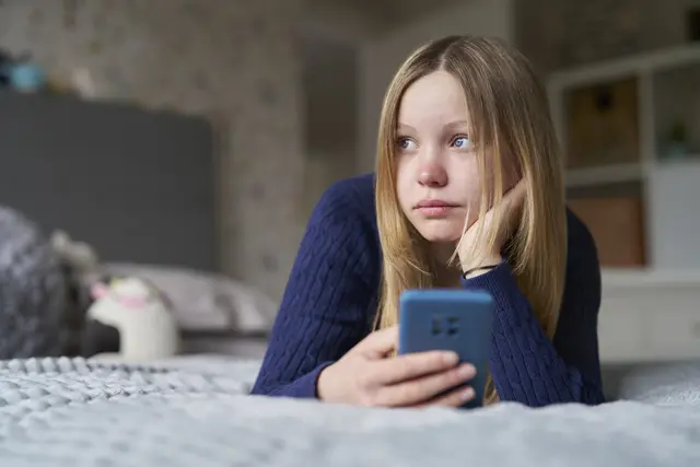 Ob alt oder jung: Einsam sein kann jede und jeder. Beim Dialogtag gegen Einsamkeit am 2. Oktober stellen sich Initiativen vor, die Einsamkeit als Auftrag für ihr Engagement verstehen. Was hilft Ihnen, wenn Sie sich einsam fühlen?  | Foto: iStock