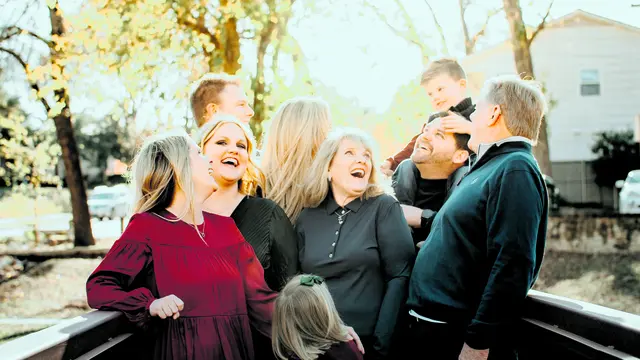 Der freie Sonntag ermöglicht soziale Teilhabe: Zeit mit Freunden und Familie zu verbringen, geht nur, wenn alle Zeit haben.  | Foto: Cameorn Steele / unsplash