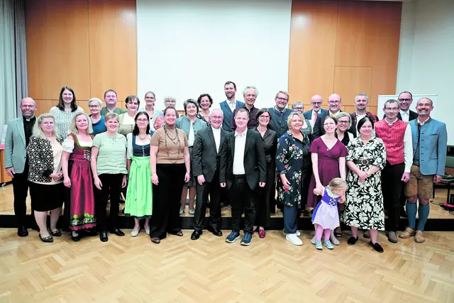 Weihbischof Anton Leichtfried und Mag. Erhard Lesacher, Leiter der Theologischen Kurse, überreichten die Zeugnisse. | Foto: Herbert Tichova