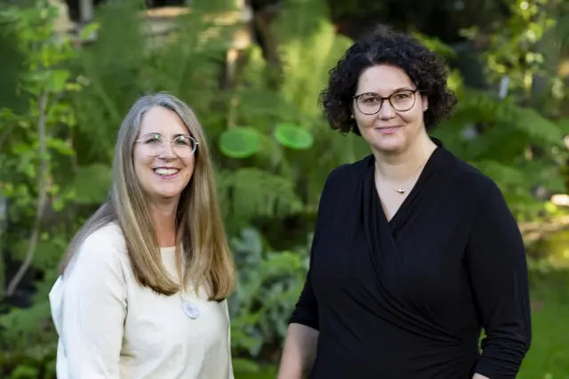 Claudia Dinges (links) und Isolde Fischer begleiten mit „Momenz“ demenzkranke Menschen. | Foto: Momenz