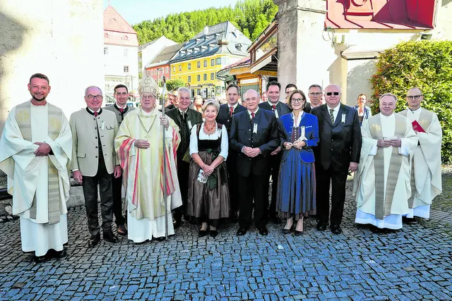 Seit 80 Jahren führt die Bauernbund-Wallfahrt nach Mariazell. Bischof Alois Schwarz hielt die Festpredigt. Superior Michael Staberl konnte u. a. Landeshauptfrau Johanna Mikl-Leitner, Alt-Landeshauptmann Erwin Pröll, Landwirtschaftsminister Norbert Totschnig, Österreichs Bauernbundpräsident Georg Strasser, LH-Stv. Stephan Pernkopf und NÖ Bauernbunddirektor Paul Nemecek begrüßen. 
 | Foto: NÖ Bauernbund / Anna Schuecker