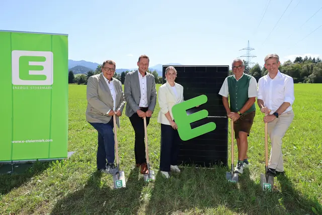 Viele Dachflächen kirchlicher Gebäude werden bereits für Photovoltaikanlagen genutzt – wie z. B. in Passail. In St. Margarethen bei Knittelfeld wurde nun mit der Energie Steiermark der Spatenstich für eine freistehende PV-Anlage auf kirchlichem Grund gesetzt. Wolfgang Pucher (2. v. l.) vom diözesanen Bereich Immobilien und Bau beleuchtet die Hintergründe dieser Entscheidung. | Foto: Energie Steiermark