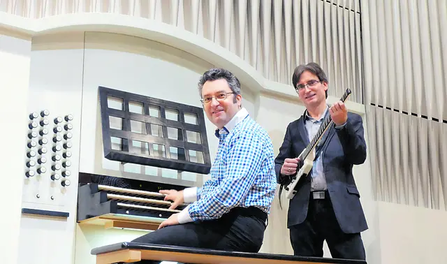 Johann Simon Kreuzpointner an der Orgel im Konservatorium der Diözese St. Pölten mit Richard Graf an der
E-Gitarre.  | Foto: Archiv