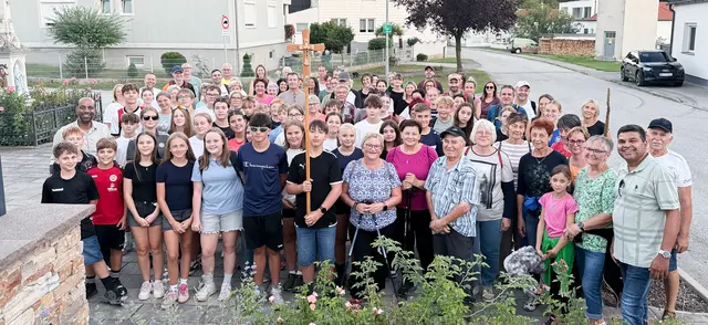 Mischendorf. Heuer führte die Nachtwanderung des Pfarrverbandes MIKIHA von Kirchfidisch über Woppendorf und Kotezicken wieder nach Kirchfidisch. Gleichzeitig war diese Wanderung der Start des Weges der Firmkandidaten zur Firmung.