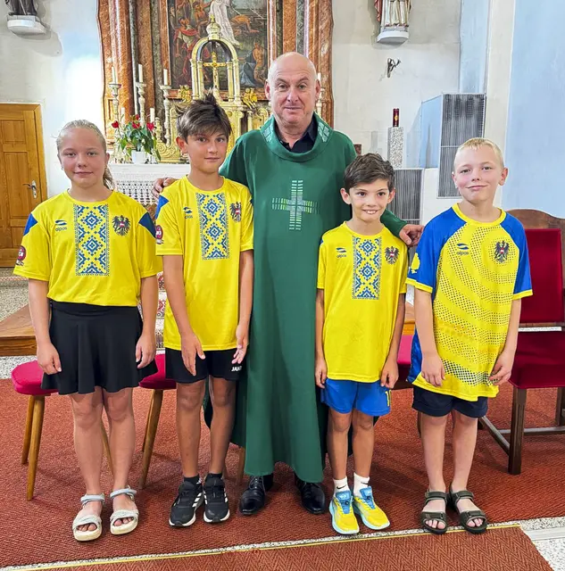 Pfarrer Zdravko Gašparić und die Ministrant:innen Helena, Michael, Vincent, Jakob und Julian.