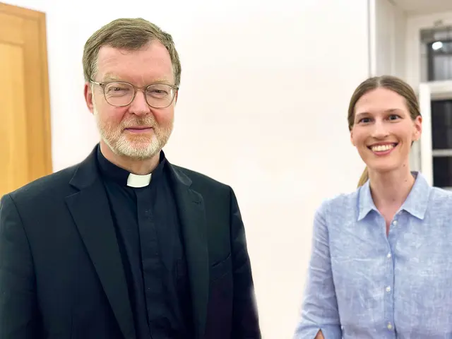 P. Hans Zollner leitet das Institut für Anthropologie an der Päpstlichen Universität Gregoriana in Rom und ist Experte für Missbrauchsprävention und Safeguarding. In Österreich sprach er vergangene Woche über den Stand der Forschung und die Arbeit seines Instituts. Barbara Neuhold (rechts) ist Absolventin des Instituts und neue Beauftragte der Österreichischen Ordenskonferenz für Gewaltprävention innerhalb von Ordensgemeinschaften. | Foto: Slouk