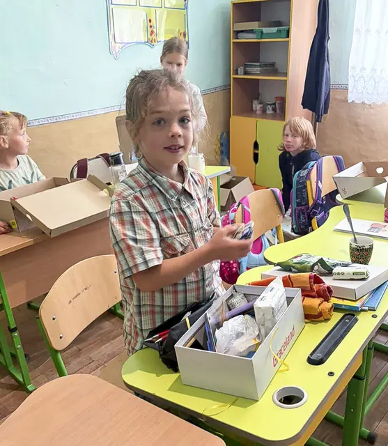 Es ist unglaublich, welch freudiges Erstaunen ein paar geschenkte Alltagsartikel auf die Gesichter von kriegsgebeutelten Kindern in der Ukraine zaubern können.