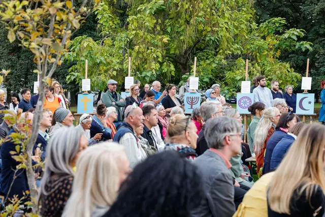 Viele Symbole, ein Menschsein: Der dritte Tag der Religionen am 27. September 2026 in Graz wurde mit einer gemeinsamen Veranstaltung beim „Lebensbaum“ im Volksgarten beschlossen. | Foto: Gerd Neuhold/Sonntagsblatt für Steiermark