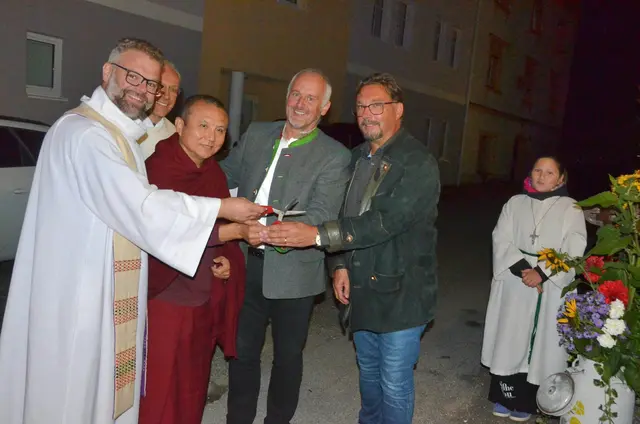 Bei der feierlichen Eröffnung des Begegnungszentrums in Oberzeiring am 26. September waren auch (v. l.) der zukünftige Seelsorgeraumleiter Bernhard Pesendorfer, Pfarrer Andreas Fischer, Gesche Tenzin Darghye vom Tibet-Zentrum Oberzeiring, Bürgermeister Ewald Haingartner und Wirtschaftsrat Thomas Herzog sowie viele MinistrantInnen und Gäste anwesend.  | Foto: Musser
