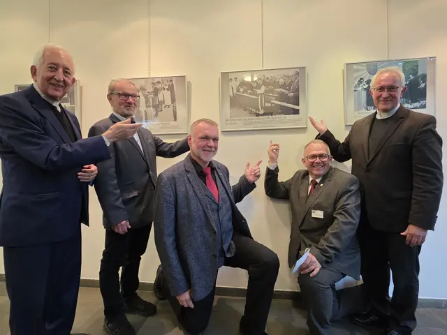 Sie verweisen auf ein Bild im Bildungshaus St. Hippolyt, das den Segensgottesdienst vor 65 Jahren zeigt: Rektor P. Antonio Sagardoy, die beiden ehem. Direktoren Helmut Haberfellner und Erich Wagner-Walser, Bildungshaus-Direktor Rudolf Hörschläger und Weihbischof Anton Leichtfried.