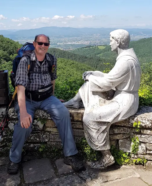 Dietrich Vesecky mit der Statue des heiligen Franziskus, der vom Kloster Montecasale in den Appenin, auf Sansepolcro und das gesamte weite Tal schaut. | Foto: Dietrich Vesecky