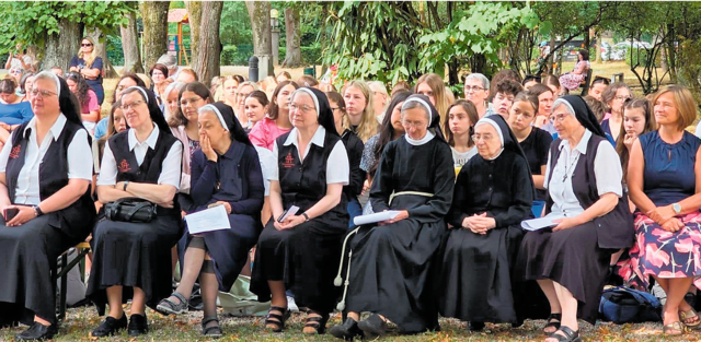 Franziskanerinnen „in ihrem Element“ – Festakt mit 600 Schülerinnen und Schülern zum 150-Jahr-Jubiläum der franziskanischen Bildungseinrichtungen in Amstetten.
 | Foto: Wolfgang Zarl
