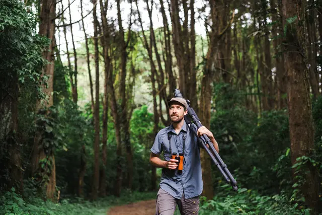 Hören, beobachten, festhalten für die Nachwelt. Leander Khil erforscht und fotografiert die Natur und bringt sie Menschen näher. | Foto: Gray