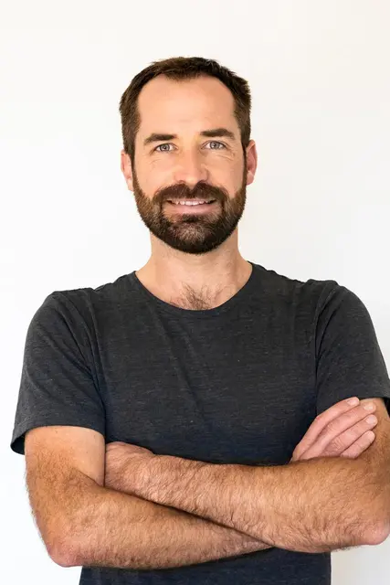 Leander Khil, geb. in Graz, ist Ornithologe („Vogelkundler“), Naturschutzbiologe, Fotograf, Vortragender und Autor zahlreicher Bücher und Fernsehfilme. 
Mehr: leanderkhil.com  | Foto: KK