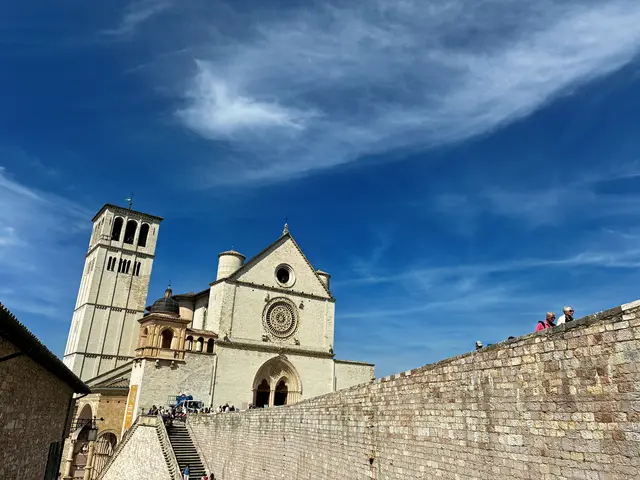 Die prächtige Basilika San Francesco (oben) sieht Pater Willibald nicht im Widerspruch zur schlichten Kirche San Damiano.
San Francesco sei kein Museum, sondern zur Verherrlichung Gottes erbaut | Foto: Schaller-Pressler