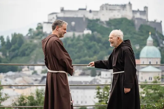 Brüder des Kapuzinerklosters Salzburg im Gespräch. | Foto: Kapuzinerkloster Salzburg / Ledersberger