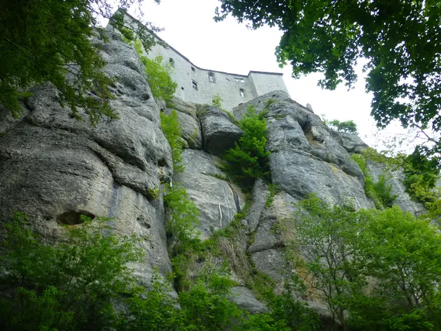 "Der Wald wird lichter und ich stehe plötzlich vor dem Felsen von La Verna, einer gewaltigen senkrechten Felswand, auf der das Kloster La Verna thront", schrieb Dietrich Vesecky in sein Pilger-Tagebuch. | Foto: Dietrich Vesecky