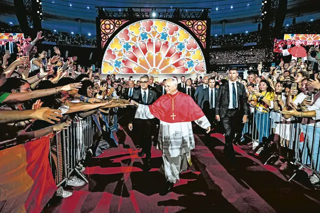 Papst Leo XIV. bei seiner Ankunft zur Gebetswache mit Jugendlichen im „Stade de France“ in Saint-Denis (Frankreich) am 25. September.
 | Foto: Vatican Media/Romano Siciliani/KNA