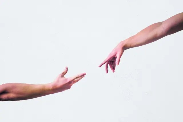 Das größte Geschenk, das man jemandem machen kann, ist, demjenigen die Frohbotschaft Christi zu bringen.  | Foto: unsplash / Sebastian Dumitru