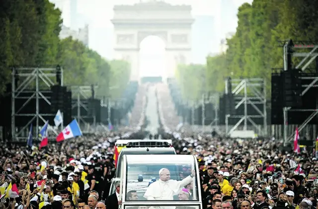 Papst Leo XIV. auf den Champs-Élysées.
 | Foto: Vatican Media/Romano Siciliani/KNA (2)