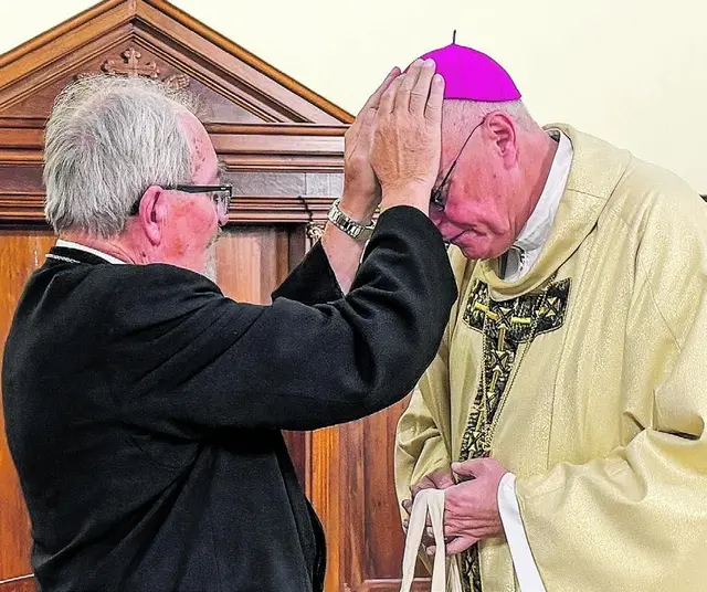 Manfred Koch segnet Bischof Ägidius zum Gedenken an seinen Weihetag.