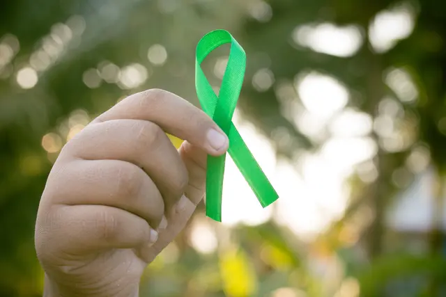 Der Oktober ist nicht nur der Monat, um mit einer pinken Schleife auf das Thema Brustgesundheit aufmerksam zu machen (S. 16/17), sondern will zum Tag der psychischen Gesundheit (10. Okt.) mit einer grünen Schleife auch auf unser seelisches Wohlbefinden hinweisen. Denn, wie die Klinische Psychologin Christiane Sprung-Zarfl betont: „Psychische Gesundheit geht uns alle an!“ | Foto: P. Mongkhonwikuldit/iStock
