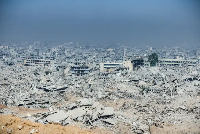 Das Ausmaß der Zerstörung im Gazastreifen ist enorm. Trotz Waffenstillstandsvereinbarung führt Israel weiterhin Militärschläge durch, die es als Kampf gegen Terroristen rechtfertigt. | Foto: KNA