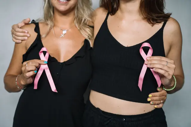 Die rosa Schleife im „Pinktober“, dem  Brustkrebsmonat, steht für Solidarität, Unterstützung und Hoffnung. Hinter der Diagnose Brustkrebs stehen nicht nur medizinische Maßnahmen, sondern auch Ängste. Sie beschäftigen PatientInnen, aber auch ihre Angehörigen. | Foto: Anna Tarazevich/Pexels