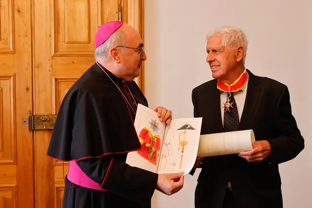 Diözesanbischof Wilhelm Krautwaschl (l.) konnte Franz Küberl (r.) am 3. Oktober in Seggauberg den päpstlichen Gregoriusorden für seine zahlreichen Verdienste um die katholische Kirche überreichen.  | Foto: Neuhold