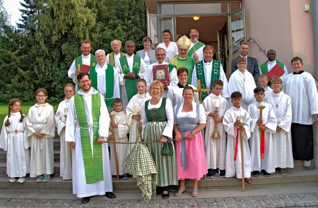 Das „Binkerl“ im neuen Seelsorgeraum Mürztal tragen ab jetzt gemeinsam (v. l.) Pfarrer und SR-Leiter Niklas Müller, Handlungsbevollmächtigte für Pastoral, Margit Ablasser, und Handlungsbevollmächtigte für Verwaltung, Sonja Rinnhofer – den Rücken gestärkt von ihrem Team. | Foto: Rinnhofer