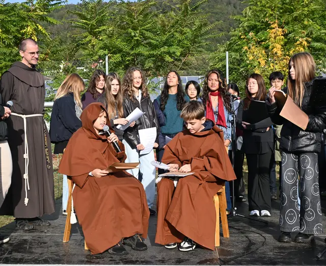 Bei der Franziskusfeier vom Verein für Franziskanische Bildung stellten zwei Schüler Szenen aus dem Leben des hl. Franziskus dar. | Foto: Schreiber