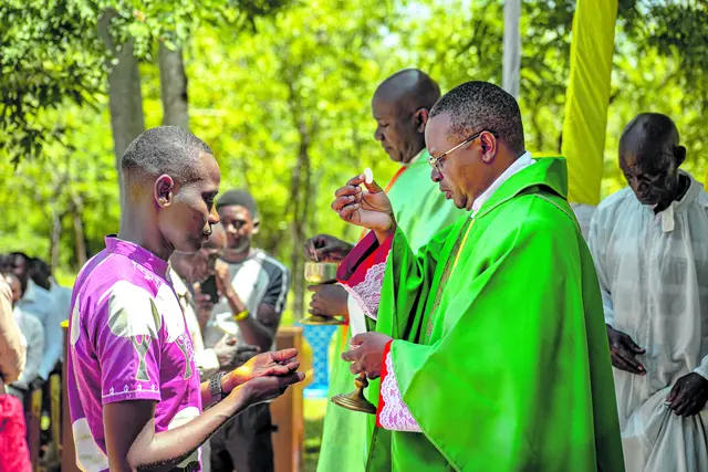 Ein Priester in Tansania bei der Kommunion. Sr. Johanna erlebte in Afrika einen besonderen Zugang zum Glauben und hörte Sätze wie: „Gottes Zeit ist die beste ...“.  | Foto: Missio
