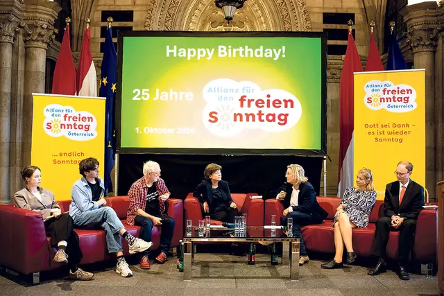 Am Podium wurde über den Sonntag diskutiert.  | Foto: Sonntagsallianz/Schönlaub
