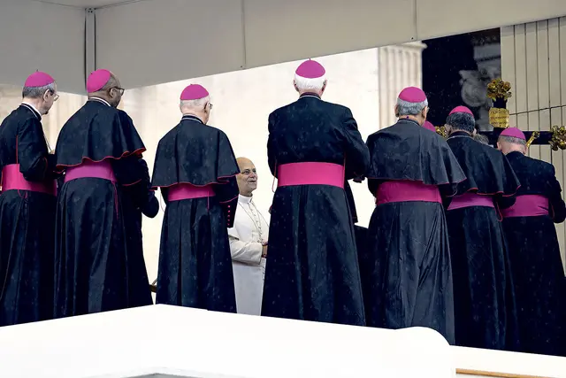 Papst Leo XIV. will mit den Bischöfen Schwierigkeiten in der Ehepastoral besprechen. | Foto: APA-Images / PA / Alessia Giuliani