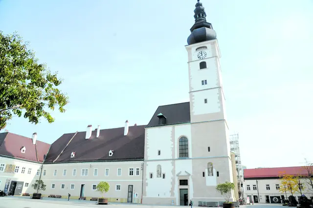 Der Dom St. Pölten. 2024 wurde mit der schon dringend notwendigen Generalsanierung gestartet. Begonnen wurde mit dem Domturm. Am 25. Oktober findet um 16.30 Uhr ein Gospelkonzert mit Nina Luna und dem Workshop-Chor im Dom statt. Der Erlös kommt der Turmrenovierung zugute.   | Foto: Wolfgang Zarl