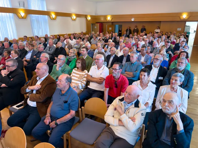 Der einstige Präfekt sowie nachmalige Stadtpfarrer und Ehrenbürger von Mattersburg Erwin Schügerl und der letzte Rektor des Seminars, Josef Gerdenitsch (1. Reihe von rechts). | Foto: Franz Josef Rupprecht