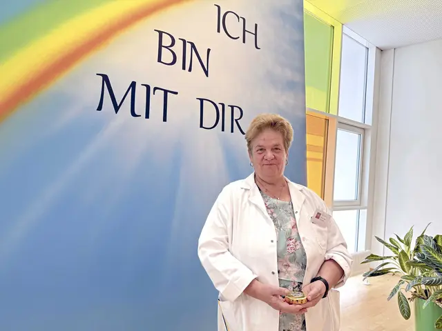 Veronika Schiefer zieht sich für ihren Dienst als Kranken-Seelsorgerin ihren weißen Mantel an  ein Holz-Kreuz hat sie immer mit dabei. | Foto: Patricia Harant-Schagerl