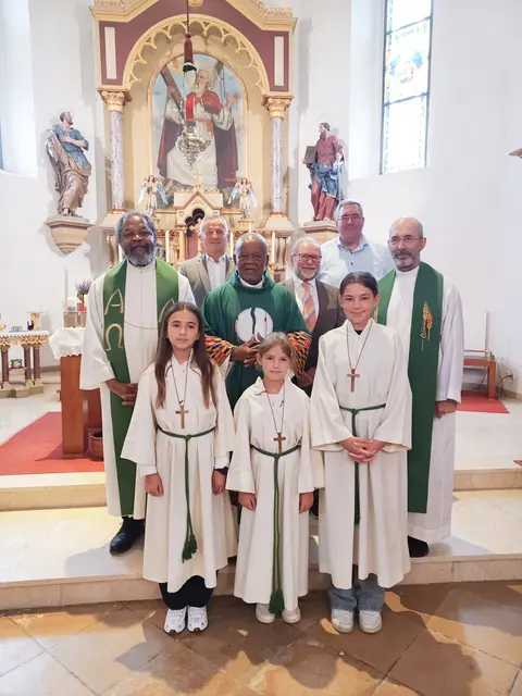 Draßmarkt. Pfr. Peter Okeke wurde von Kurator Thomas Werkovits in der Pfarre herzlich willkommen geheißen.