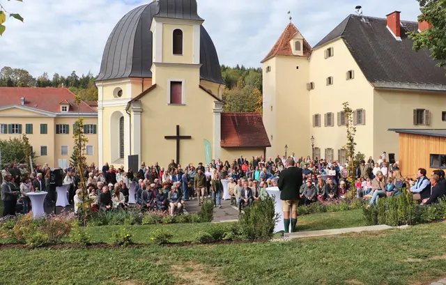 Das Areal rund um die Pfarrkirche Tobelbad mit dem daran anschließenden Waldgebiet verbindet Natur, Mensch und christlichen Glauben und lädt zum Durchatmen, Innehalten, Erinnern und Krafttanken ein. | Foto: Edith Ertl/meinbezirk.at
