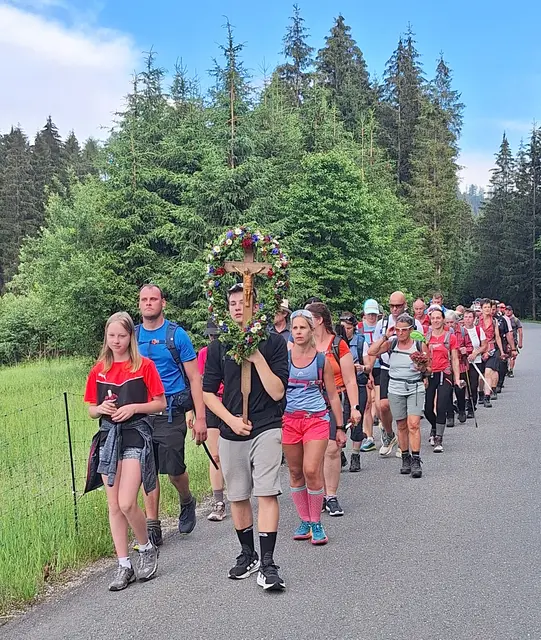 Dass der Glaube Menschen bewegt, wird bei Wallfahrten, Bergmessen, oder in ganz anderer Weise bei der Lobpreisveranstaltung „Night of Revelation“ in Zeltweg erlebbar. | Foto: Pfarre Obdach