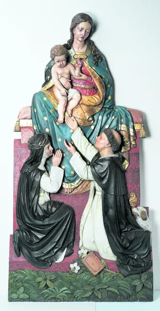 Altarrelief in der Rosenkranzkapelle im St. Pöltner Dom von Franz Schwarzer, 1866: Maria übergibt an die hl. Katharina von Siena und Dominikus den Rosenkranz. Die ursprüngliche Gebetsketten sind im Lauf der Zeit verloren gegangen. | Foto: Museum am Dom/Seebacher