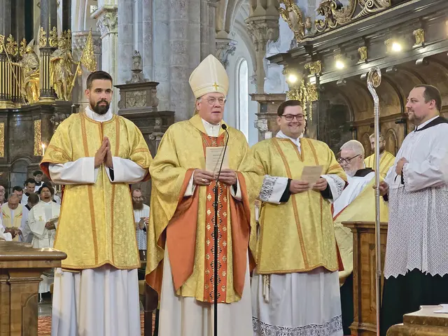 Bischof Alois Schwarz weihte in der Stiftskirche Lilienfeld die beiden Priesteramtskandidaten Thomas Heinrich (re.) und Simon Gabriel Maria Landolt (re) zu Diakonen. | Foto: Wolfgang Zarl